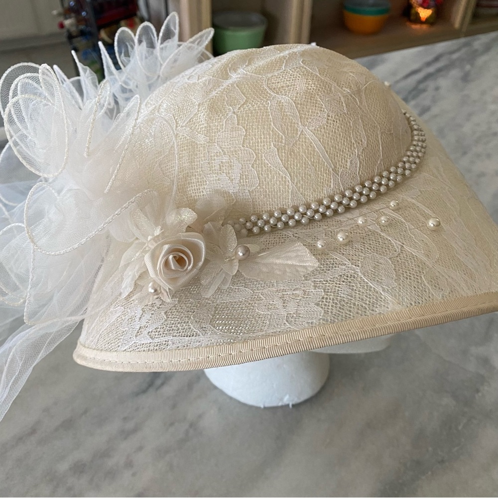 Vintage Wedding Veil Hat  Bride Lace Tulle Vail Cream pearls Roses